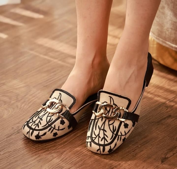 Trendy Ladies Shoes – Fashionable Design with Everyday Comfort