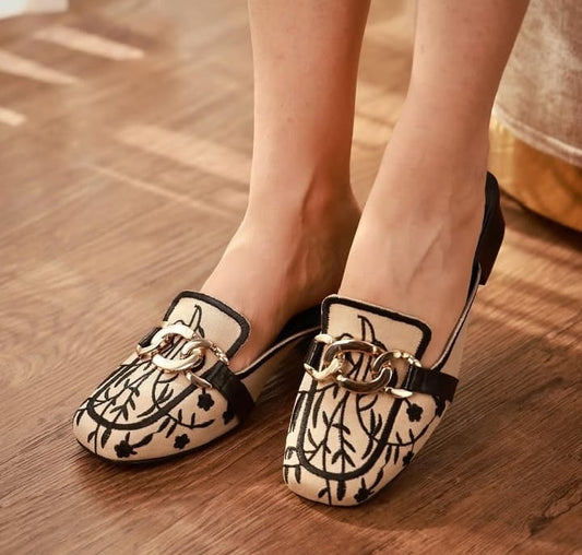 Trendy Ladies Shoes – Fashionable Design with Everyday Comfort