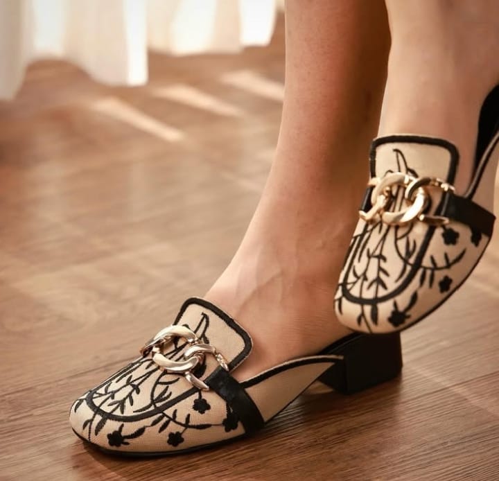 Trendy Ladies Shoes – Fashionable Design with Everyday Comfort